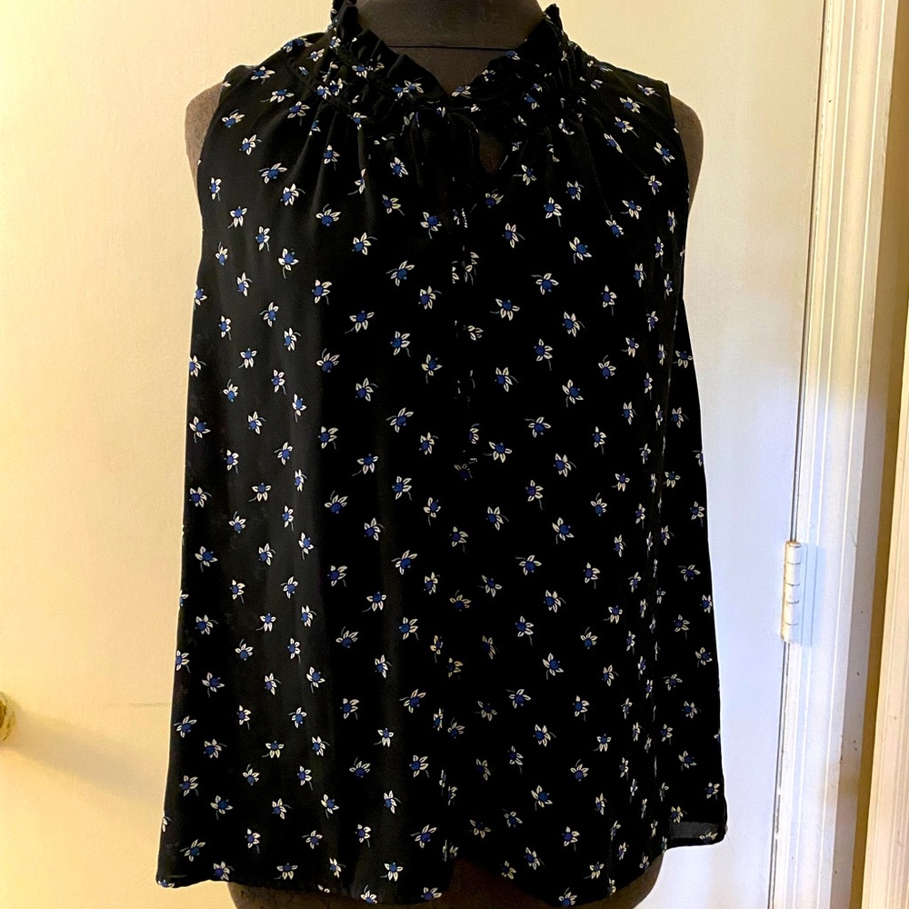 Loft sleeveless top w sweetheart neckline. Size S